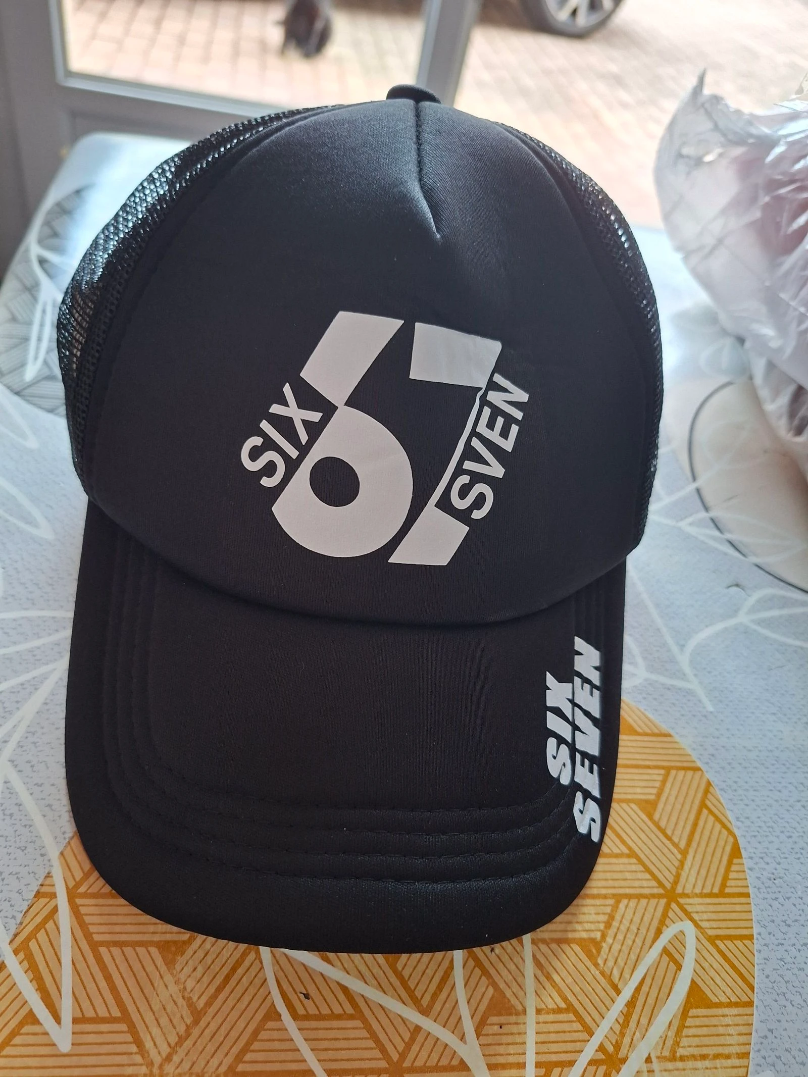 Casquette trucker noire "67 Six Seven"